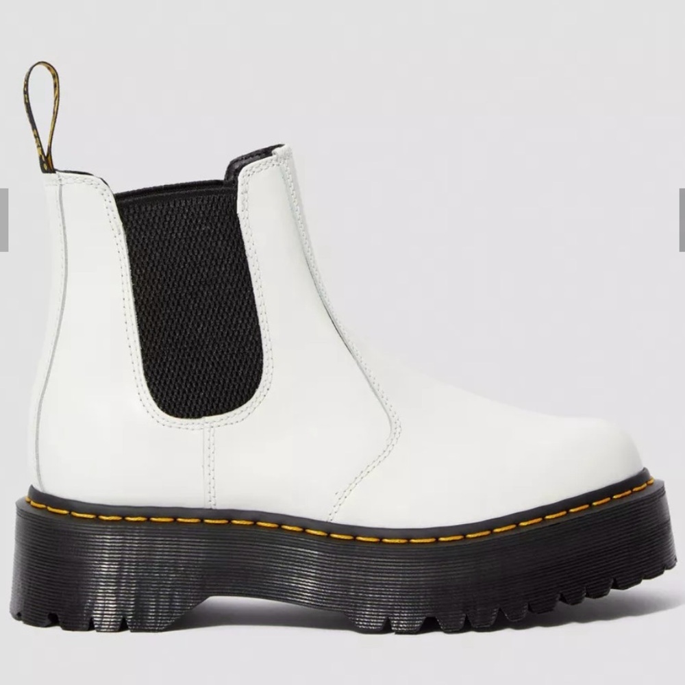 Dr. Martens 2976 SMOOTH LEATHER PLATFORM CHELSEA BOOTS